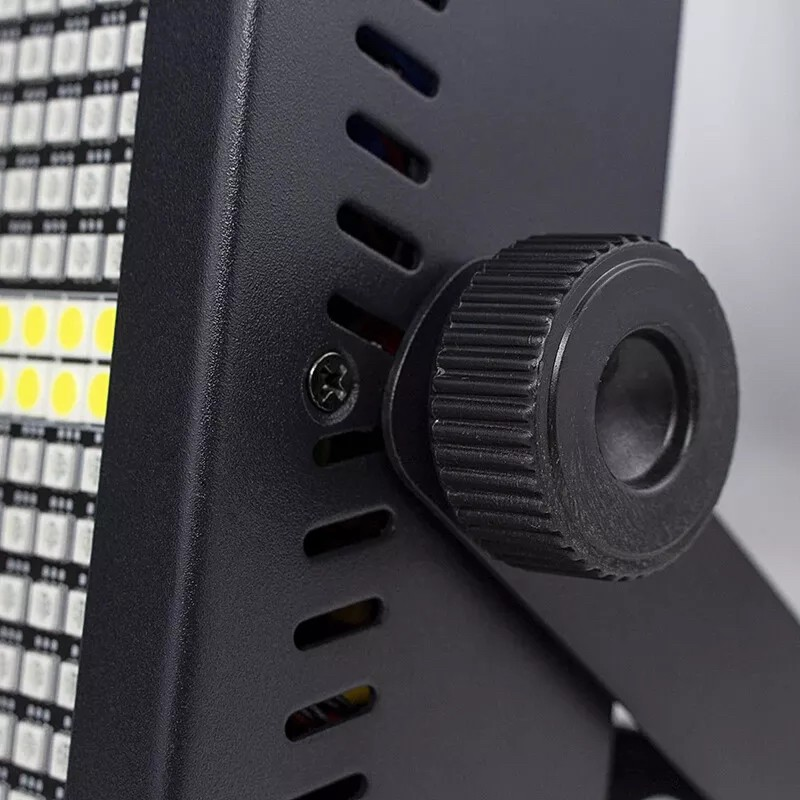 Easy side manual adjustment knob for proper professional light angle.